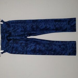 Gap fit cropped blue tiger print leggings